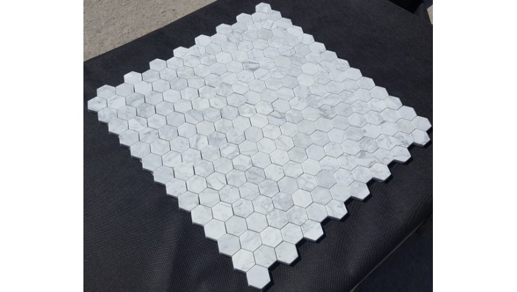 MOZAIKA BIANCO CARRARA HEXAGON DOSTĘPNA OD RĘKI 